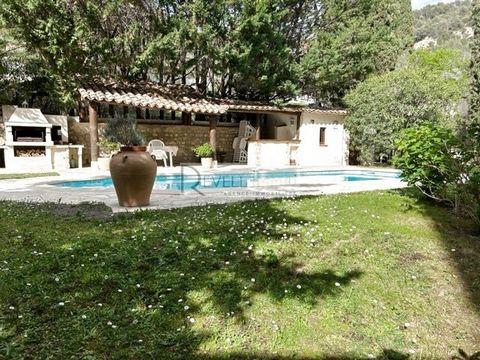 In the city center of Saint Martin du Var in a quiet area, a villa of 186m2 on three levels with garden, swimming pool. It is composed on the ground floor of an entrance, a toilet with washbasin, an independent fitted and equipped kitchen with a view...