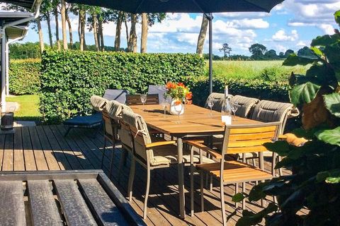 Cottage avec bain à remous situé dans un quartier calme et pittoresque par H.C. Terrain de golf d'Andersen à Bogense. Le bourg vieux de 700 ans avec ses nombreux restaurants et commerces se trouve à 2,5 km du cottage. De plus, Bogense offre une marin...