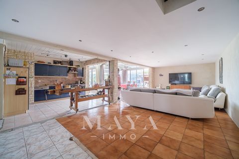 Landser, ideally located about ten minutes from Mulhouse and less than 10 minutes from the Sierentz motorway ramp The house (adjoining on one side) is single-storey and has a beautiful surface area of 165m2. It consists of a spacious entrance hall, a...