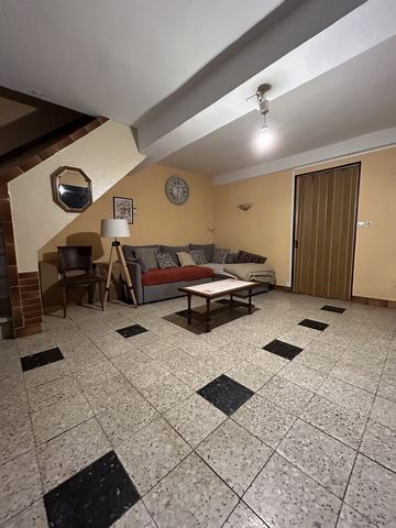Your BABIMMO Real Estate Agency offers you for sale in EXCLUSIVITY in the heart of the city center of Mazamet this townhouse which offers many possibilities: you can give the house a makeover and make yourself a pretty little house or convert two apa...