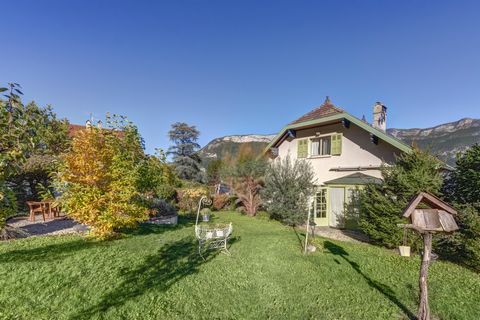 New and exclusive! Lake view for this town house at the gates of Annecy built on 700m2 of land approximately, 120m2 useful, 60m2 of basement, 3 bedrooms, 2 bathrooms, lake access and bike path 50m .... Possibility of 2 apartments.  