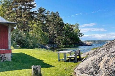 Welcome to a fantastically cosy, sunny and unique accommodation on Östholmen, a peninsula north of Grebbestad in Tanum municipality. Here you live 10 m from the sea with a lovely sea view, salty baths and 