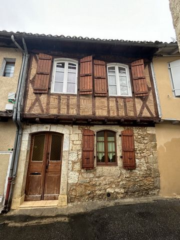 6 minutes east of Auch, in a small quiet and pleasant fortified village with school, beautiful stone street house, you will be seduced by its charming façade in dressed stone and half-timbering. It consists of a large kitchen with fireplace of 16m2, ...