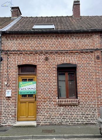 Het agentschap FACIL'IMMO in Flixecourt biedt een herenhuis te koop aan in de stad Saint Ouen. Deze woning van ongeveer 55m2 met overdekte binnenplaats, bijgebouw en binnenplaats met grind biedt op de begane grond een woonkamer, een aparte keuken, ee...