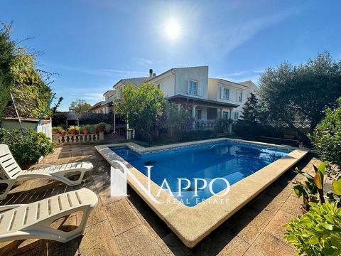 Welcome to paradise in Sa Nova Cabana with Nappo Real Estate! Discover your next home in this charming semi-detached house that offers 235 m2 of comfort distributed on two floors and basementImagine living in a space full of natural light, where ever...