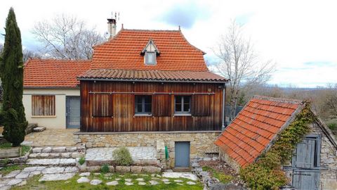 Located on the heights of the Causse de St Chels, 10 minutes from Cajarc, on a plot of 5,675 m² with an exceptional view of the surrounding plateaus and the Cantal mountains, this authentic stone house has been enlarged, in an architecture combining ...