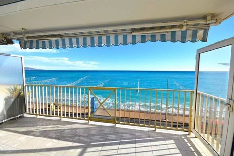 High-end renovation project for this spacious 3-room apartment by the sea. It is composed of 2 bedrooms, 2 bathrooms, guest toilet. The separate kitchen is very functional. The terrace benefits from a panoramic sea view. This property also has a priv...