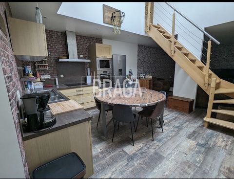 Your Braga real estate agency, through Tony SORET, shows you around and offers you this 80m2 apartment. This duplex-style apartment with industrial décor consists of a beautiful living room with a fitted and equipped kitchen as well as a bathroom on ...