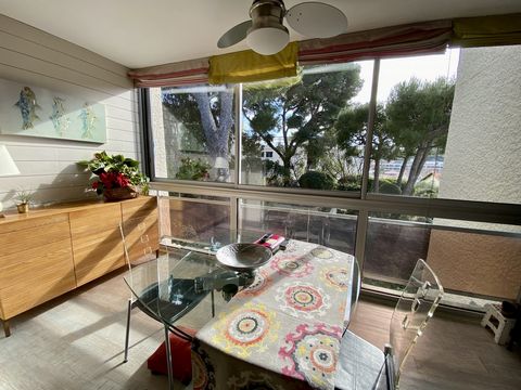 Magnificent apartment in the heart of the village of Cassis in a very quiet residence 2min walk from the port, type T2 of about 60m2, located on the 2nd floor without elevator and composed of: an entrance, a living room opening onto a terrace, a kitc...