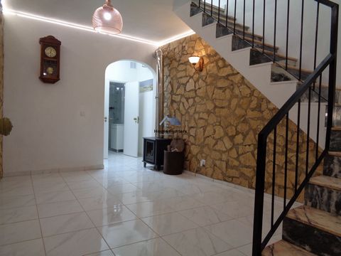 3 bedroom villa in the center of Alte | Loulé House with 3 bedrooms, construction area 98.50m2, fully renovated and modernized. With unobstructed views, with plenty of sunlight, with Algarvian design and stone architecture. It is located in a very qu...