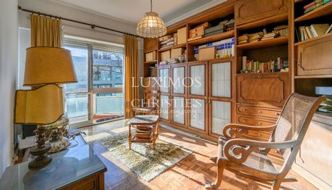 Five-bedroom apartment for rent on the second line of the sea in Foz do Porto. With traditional lines and classic construction, it has generous areas that are ideal for family living, as well as two large balconies . This apartment has a lot of poten...