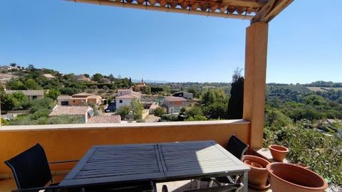 Located in the beautiful village of Valensole (04), I present to you this beautiful villa of 2010, bright and not overlooked of 130m2 on 2 levels. It is built on a plot of 757m2 with a magnificent view of the Haut Verdon. This ATYPICAL construction o...