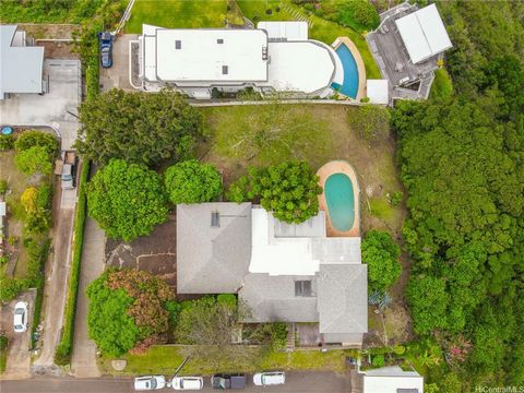 RARE OPPORTUNITY! Legacy property on market for 1st time in nearly 100 years. Boasting unobstructed panoramic views stretching from Diamond Head to the Waianae Mountain Range, along with captivating ocean vistas, and serene mountains your 4B/2.5bath ...