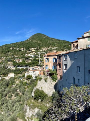 Little gem nestled in the town of Bonson, 35 minutes from Nice airport. A village house of about 90m2, semi-detached on one side with open views to the sea. Ground floor: An entrance hall with kitchen, living room fireplace, and balcony and storage r...