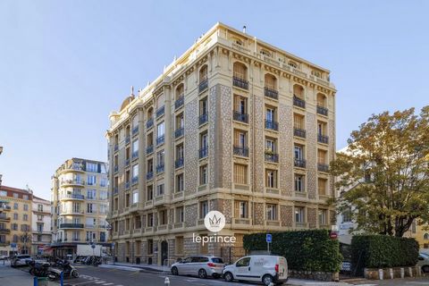 In the immediate vicinity of the sea and shops, in a beautiful Bourgeois style building with dressed stone. Three-room flat with a surface area of 66 m2. It comprises an entrance hall, a living room, a bedroom, a shower room, a study and a separate t...