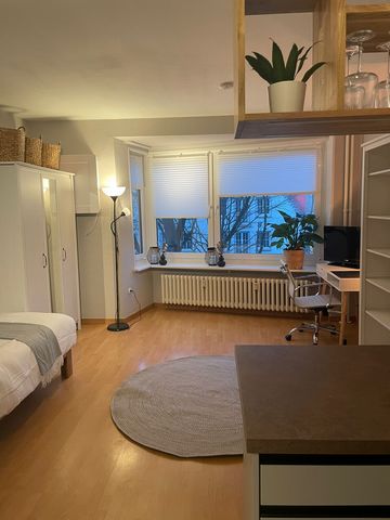 This property is a fully furnished 1 room apartment directly on the Alster, behind the Lange Reihe. The apartment consists of a spacious room with bed, desk, closet, shelving and open kitchen with (bar) table. In addition to a modern fitted kitchen, ...
