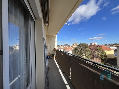 This T4 apartment, of 73m2, is located in a secure residence close to all amenities. It consists of a large living room with a kitchen, three bedrooms, as well as a shower room, and WC. This apartment offers a nice balcony with an area of 13 m2. A ga...