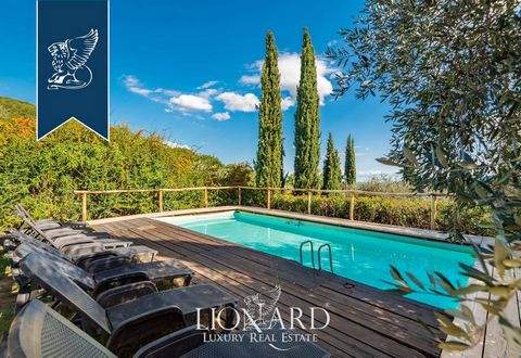 Blottie dans la campagne toscane, à quelques kilomètres de la ville caractéristique de Lucques, réputée pour son élégance, cette résidence historique de luxe avec piscine est à vendre. La résidence historique est entourée d'un parc privé d'...
