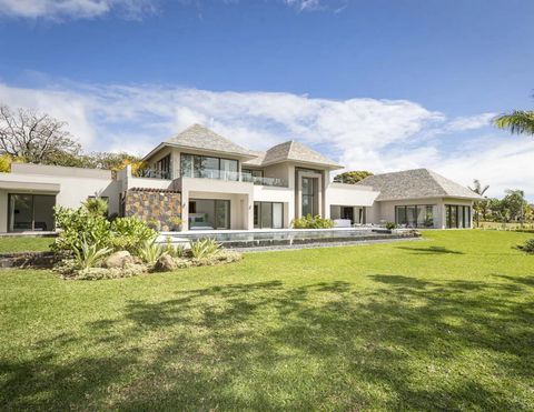 GADAIT international offers you the opportunity to become the owner of this magnificent contemporary residence. Imbued with a luxurious lifestyle, this 575 m2 villa on a 2264 m2 plot welcomes you to a setting where every detail has been designed for ...