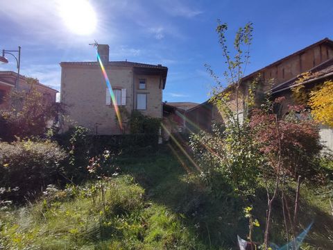 Atypical village house with a lot of history of 150m2. It offers on the first floor a very bright living room (large double glazed windows), a kitchen, and a bathroom with Italian shower. On the first floor, a landing gives access to a first bedroom ...
