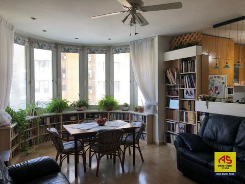 In the best location in center town, next to the Kikar and Nitza beach: a 4 bedroom apt. located in Andreus st. large, facing south-west. quiet, with 2 on-suit master bedroom, 3 bathrooms' 4 toilets, in a boutique building (2 apt. per floor with 4 ai...