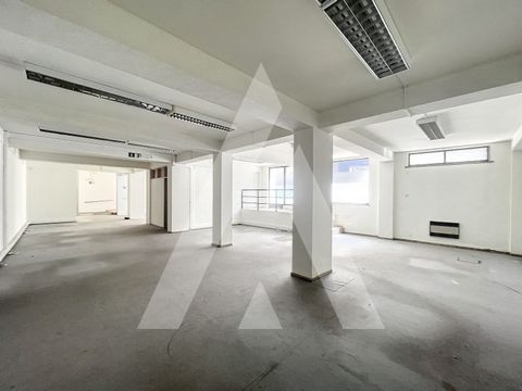 Shop / Commercial Space with 215m2 of gross private area. Commercial space intended for services and commerce, previously used as a bank branch. It consists of: - Entrance Zone; - Large room with generous areas, - Two rooms for office and / or storag...