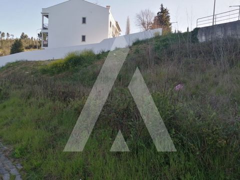 'Plot of land of 283 m2 destined to the construction of a single-family villa, in urbanization at the gates of the city of Leiria, two minutes from supermarkets and five from the city center. Excellent access to the main roads ( A1, EN1 ) For more in...