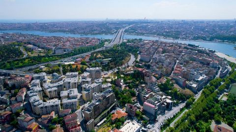 O Apartment for sale está localizado em Beyoglu. Beyoglu é um distrito localizado no lado europeu de Istambul. É conhecida por sua arquitetura histórica, vida noturna animada e cena cultural diversificada. A área inclui bairros como Taksim, Galata e ...