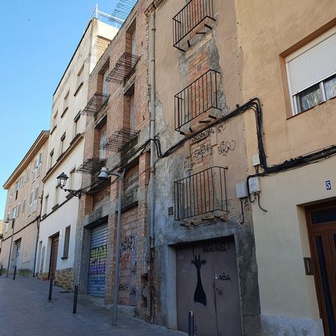 En la Part Alta de Tarragona,la zona más turística de la Ciudad,cerca de la Catedral,se vende este edificio compuesto de dos casas,con proyecto para construir apartamentosCompatible también con uso hotelero,comercio o oficinas,en la planta baja compa...