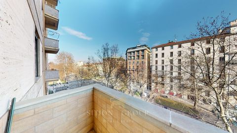 Dit elegante appartement te koop is gelegen in een van de meest exclusieve en beroemde wijken van Milaan, in Corso Sempione 11. Gelegen in een statig gebouw uit de jaren 60, dat ooit deel uitmaakte van het complex van de 