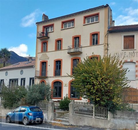Beautiful large house with adaptable layout. Currently arranged into 5 appartments but there are many options for the usage of this generous space. Three appartments have been recently refurbished with two close to completion offering the option for ...