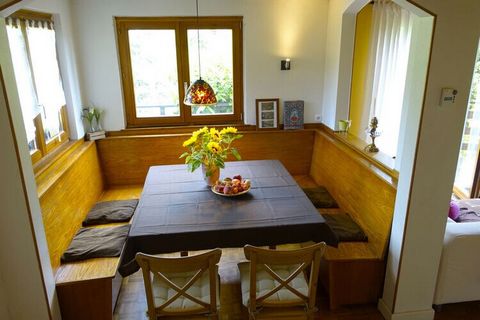 De Vosgesenhütte biedt veel ruimte voor maximaal 4 personen met 3 slaapkamers, een grote open keuken/woonkamer en 1 badkamer. Naast de centrale verwarming zorgt een fornuis in de woonkamer voor gezellige winteravonden, gratis wifi en satelliet -tv om...