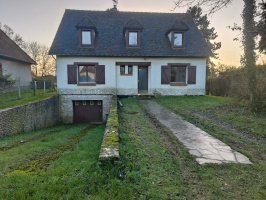 20 minutes from Beauvais west, very beautiful traditional house of 150 m2 of living space built in hollow bricks built on full basement, including a large open entrance, a double living room of 35 m2 with fireplace, five beautiful bedrooms, two of wh...