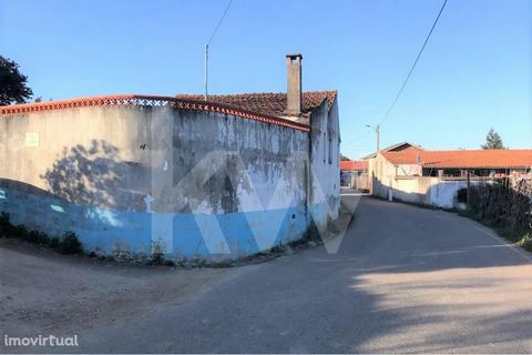 Traditional villa to recover in Semide, Miranda do Corvo, typology M2 + 1 with 120 m2 plus garage / storage room inserted in plot with 172 m2. Located on the main street in the center of Semide. Come live in the tranquility of a village in the interi...