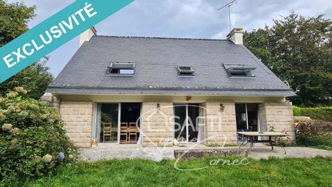 this 80s architect house of approximately 123m² floor space (108 m2 living space) on land of approximately 2000m2, excluding subdivision. The city center is 3 km away, the beach 3 km away, quick access to Concarneau, Quimper and expressway. A kitchen...