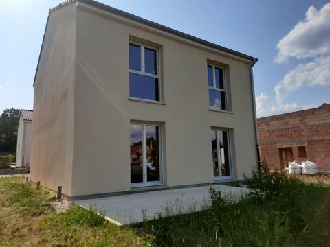 Nous vous proposons cette spacieuse maison individuelle F5 de 110 m2 érigée sur un terrain de 292 m2 située dans le lotissement 