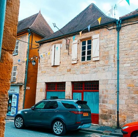 Sur la commune de Salviac 46340, à 15 minutes de Gourdon et 45 minutes de Cahors, Guillaume Plas vous présente cette jolie maison de village de 146m² qui au rez-de-chaussée propose une ancienne grande pièce de restaurant avec une cheminée, une cuisin...