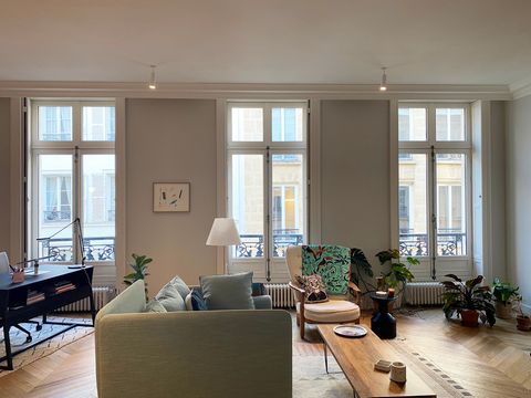 Recently renovated with a warm modern touch in a classical Parisian 18th century building. Located in the sought after Saint Germain des Près neighborhood, 5 min away from the Seine river, the Louvre, yet spacious and quiet. It is also close to Musée...