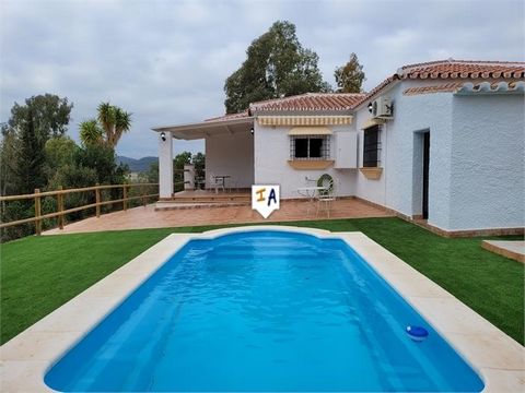 Deze prachtige villa in chaletstijl is gelegen in Fuente Armarga, op slechts 15 minuten rijden van Villanueva de Concepcion en op 10 minuten rijden van Almogia in de provincie Malaga in Andalusië, Spanje. Het eenvoudige, gelijkvloerse pand is toegank...