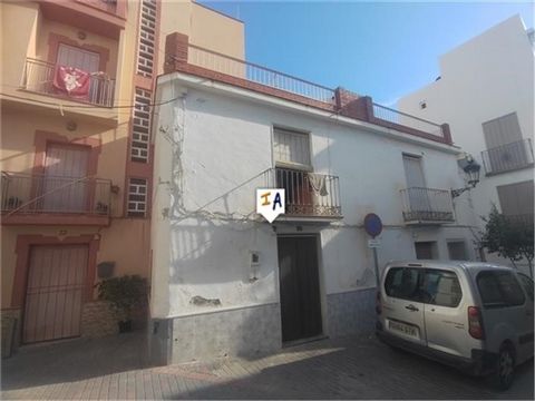 Dieses möblierte Stadthaus mit 4 Schlafzimmern und großer Dachterrasse liegt in Molvizar, einem traditionellen andalusischen Dorf mit rund 3.000 Einwohnern und weiß getünchten Häusern, in der Provinz Granada in Andalusien, Spanien. Molvizar ist von B...