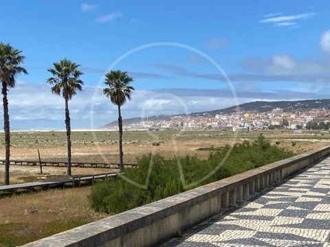 T2 in the Galante Development - Block D - in Figueira da Foz. Apartment with 102.70 sqm of area and consisting of a kitchen, living room, 2 bedrooms (1 en suite) and 1 guest bathroom. An integral part of the flat are 2 parking spaces nº 40 and 41 in ...