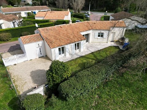 Charming pavilion nestled in a peaceful area in the sought-after town of Dolus-d'Oléron, offering an exceptional quality of life just 2km from a beautiful west coast beach. As soon as you enter, let yourself be seduced by the warm and bright atmosphe...