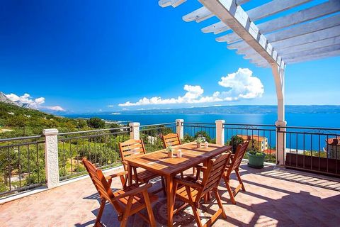 De charmante villa met een prachtig uitzicht op de zee is gelegen in een idyllisch Dalmatisch dorpje tussen Split en Omiš, dat bekend staat om zijn prachtige stranden. Deze luxe woning biedt een oase van rust op slechts 500 meter van de kristalhelder...