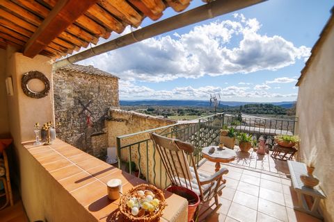 Village house in Vaugines, Luberon This charming village house, nestled in the old heart of Vaugines, in the beautiful Luberon, offers a perfect fusion of rustic charm and bohemian chic elegance. Close to the villages of Lourmarin and Cucuron, it enj...