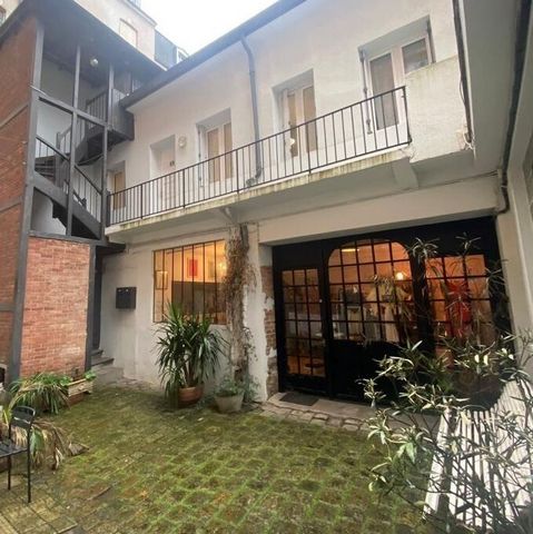 Go through the door and the porch, discover, a stone's throw from the station and in a quiet area, this real estate complex composed of a paved courtyard, a workshop and two T2 apartments. On the ground floor: A magnificent wooden door gives access t...
