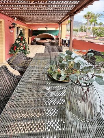 Luxury World Properties is pleased to offer this charming apartment in the heart of Costa Adeje, located in the Terrazas del Duque complex. Situated on the first floor, this apartment boasts a living area of approximately 60 m2 and is comprised of a ...