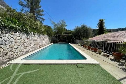 In a quiet and residential area of La Turbie, a villa to renovate or to redo completely, very nice view on the sea and the countryside on a land of about 2000 m². It is currently composed of a living room with terrace, an independent kitchen with ver...