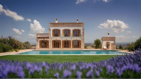 Denna nya byggnad i klassisk stil på ön Mallorca erbjuder en medelhavsatmosfär. Det attraktiva enfamiljshuset imponerar med sin typiska arkitektur med inslag av natursten, stora fönster och höga takbjälkar i trä. Villan har en modern planlösning med ...