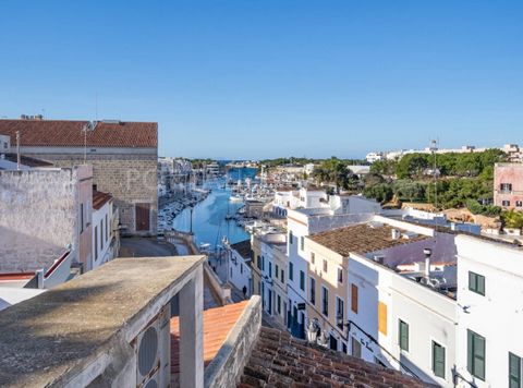 Nestled in the heart of Ciutadella, this 134 m² house brimming with charm awaits renovation. Step inside to find a grand entrance with high ceilings and wooden beams, leading to a living space and a quaint patio. The first floor features a double bed...