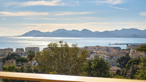 In a luxurious residence in Californie area, this 4 room flat has beautiful interior volumes opening onto a superb 25 m2 terrace with splendid sea and Esterel views.Accommodation composed as follows: - entrance,- kitchen, - living room with superb se...